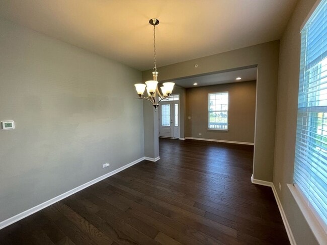 Building Photo - Single Family Home in Hoffman Estates