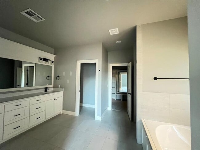 Building Photo - 3212 Hayven Cir