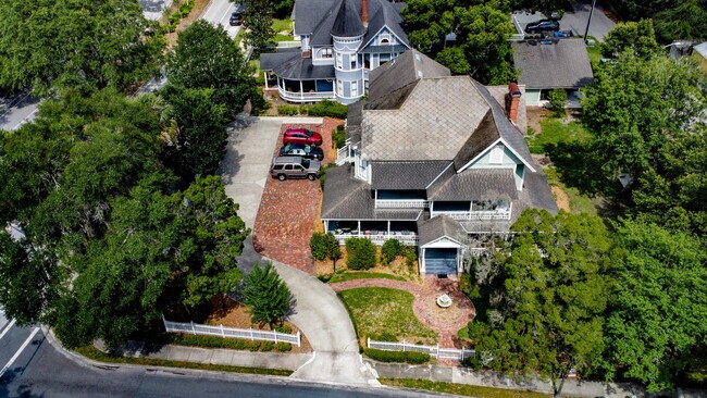 Building Photo - 205 SE 7th St