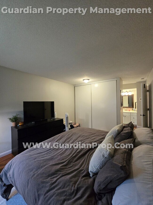Building Photo - St Louis Park Condo by West End, Garage in...