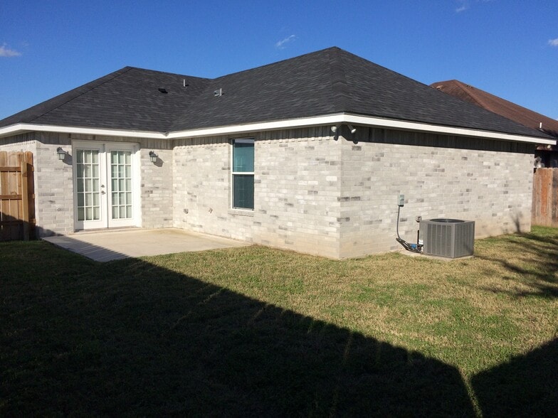 Building Photo - 6002 Blanco River St