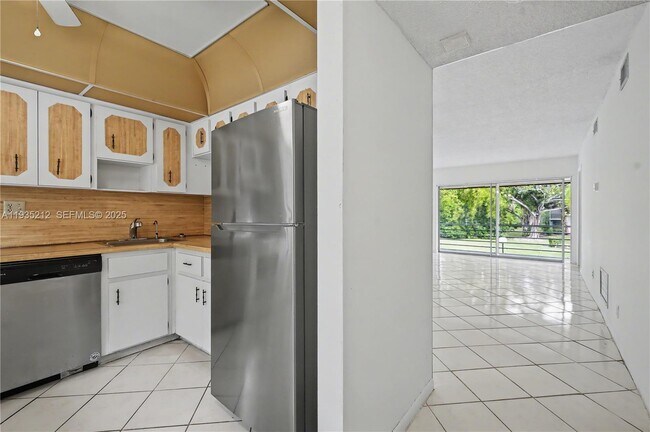 Building Photo - 3501 Inverrary Dr