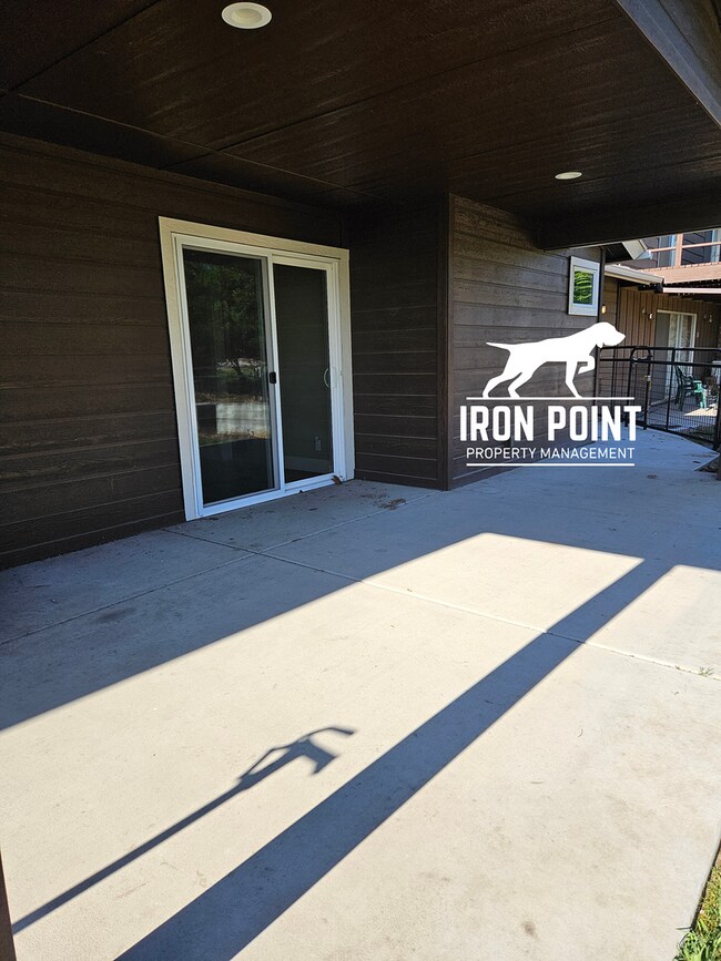 Building Photo - 2bed/1bath w/2 car garage & all appliances included.