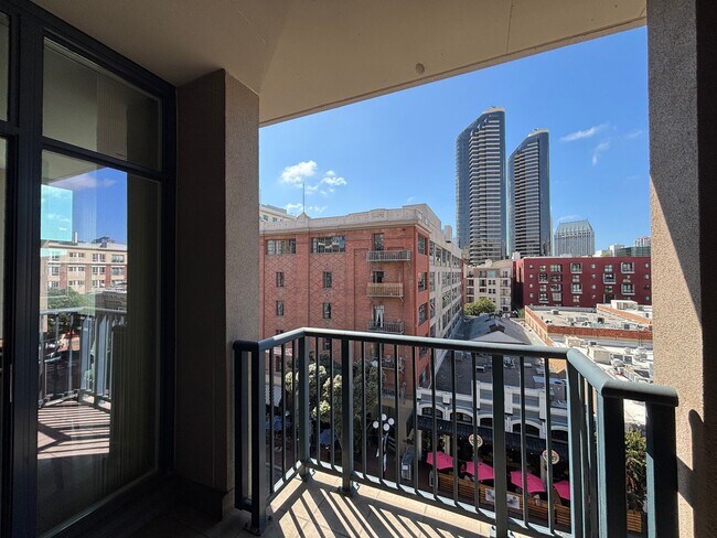 Building Photo - Modern Downtown Condo with Balcony, Pool, ...