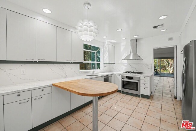 Building Photo - 10543 Almayo Ave