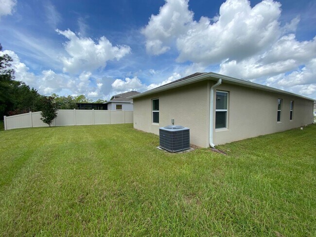 Building Photo - Spacious 4 Bed, 2 Bath Home Backing to Pre...
