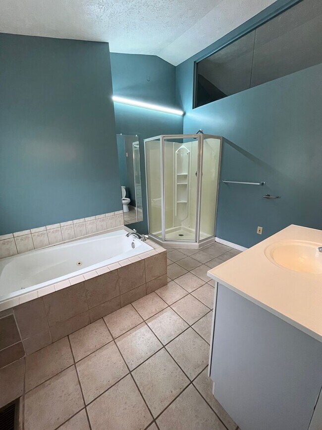 Building Photo - 3 bedroom available in the West Jefferson Hills School district!