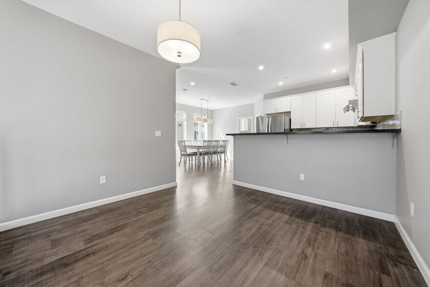 Building Photo - 817 Estancia Ter