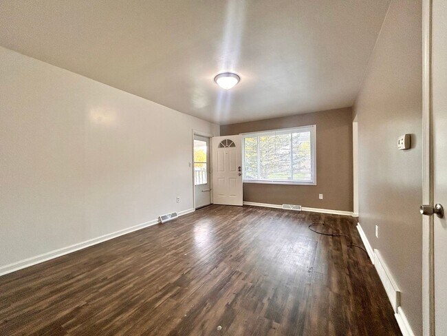 Building Photo - 4311-4313 Dawes Court SE