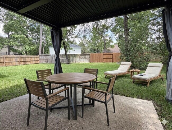 Building Photo - 10 Druids Glen Pl