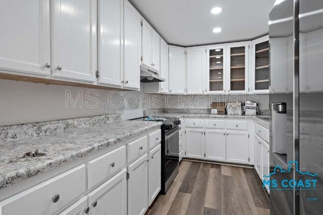 Building Photo - 340 Hiller Dr