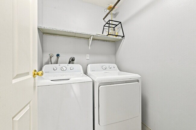 Building Photo - $1,540.95- 2 Bed, 2 Bath Updated Condo in Denver with In Unit Laundry and Community Amenities!