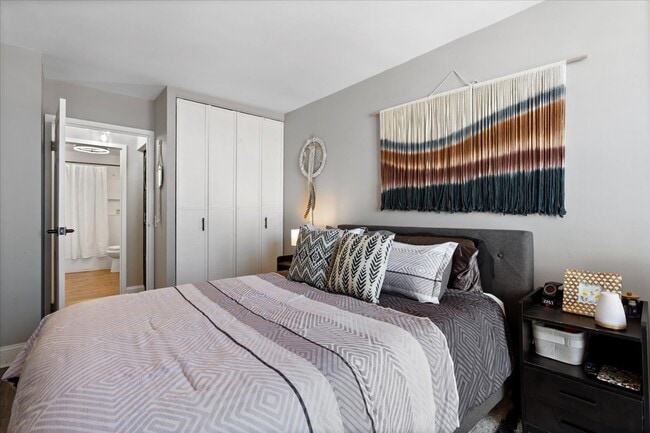 Building Photo - 5415 N Sheridan Rd