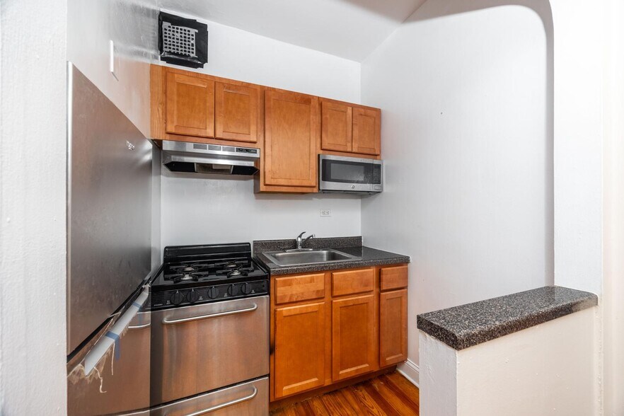 Building Photo - 948 W Cuyler Ave