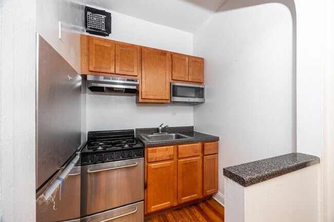 Building Photo - 948 W Cuyler Ave