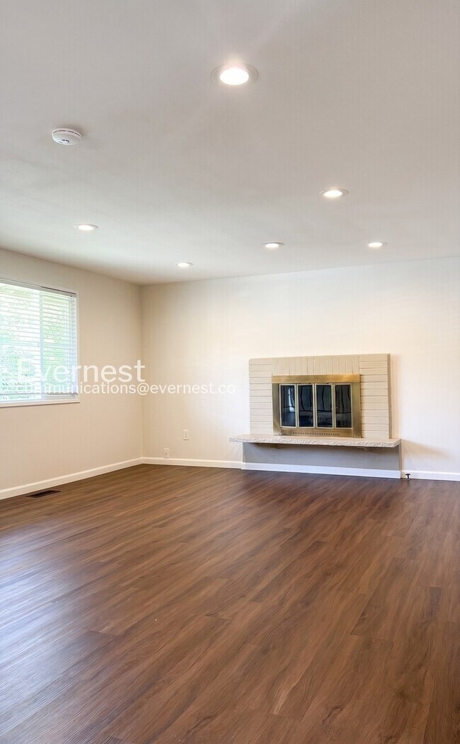 Building Photo - 3-Bed/2.5-Bath Home with Fenced Yard & Attached Garage/Available Now!