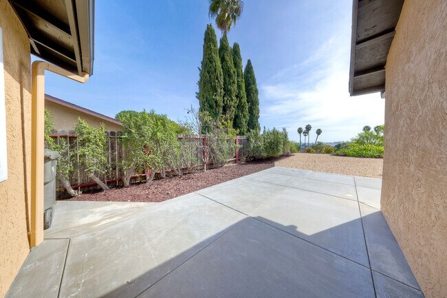 Building Photo - Charming 55+ Fully Remodeled 2 Br. 1 Ba. Duplex - Sunny Hills