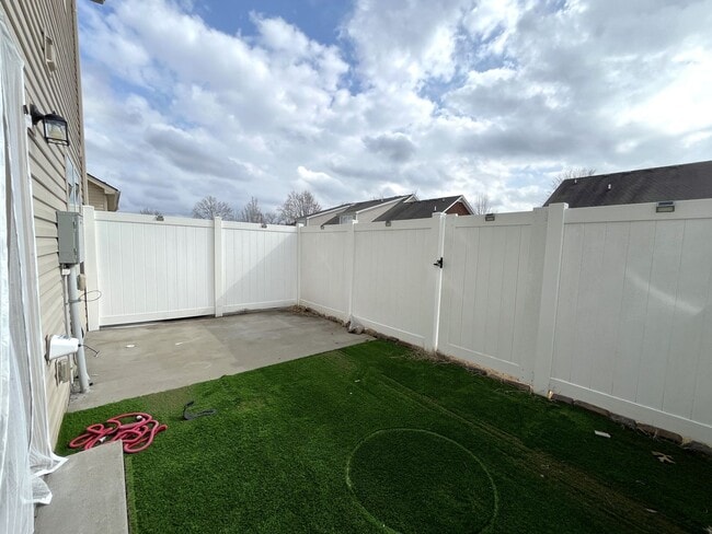 Building Photo - Immaculate 3 Bedroom 3 Bath Townhome in Smyrna!