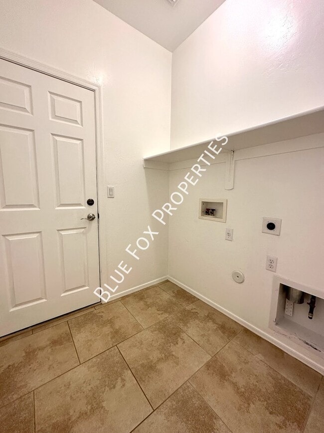 Building Photo - 12830 N Fox Hollow Dr