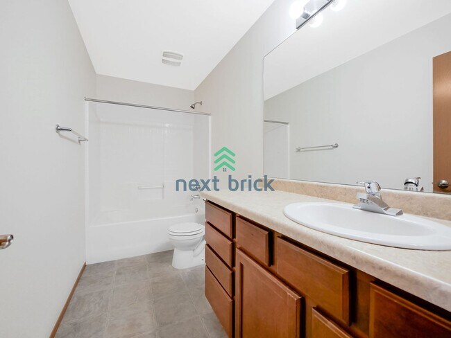 Building Photo - 4 Bed and 2.5 Bath Single-family Home is A...