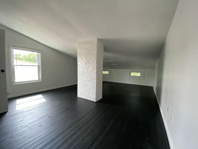 Building Photo - 451 Warner St