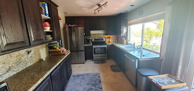 Building Photo - 1640 Baywood Dr