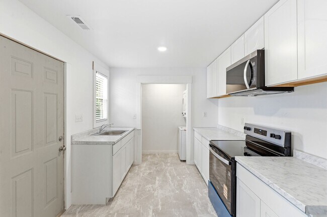 Building Photo - Updated 3-Bedroom Home with Modern Comforts Near Downtown Wilmington