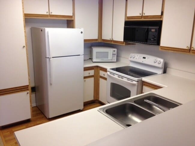 Building Photo - BEAUTIFUL ONE BEDROOM ONE BATH CONDO WITH ...