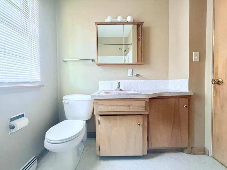 Bathroom - 2506 Iowa St