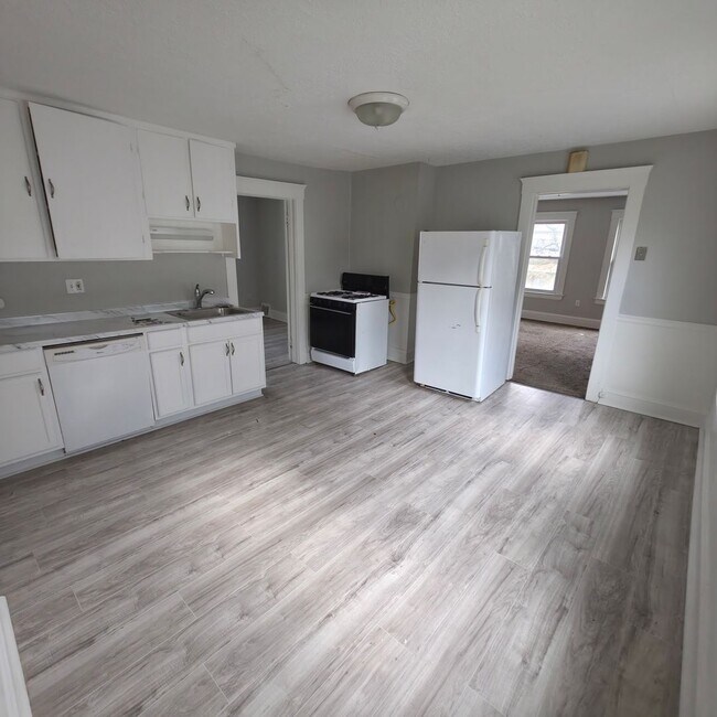 Building Photo - 2064 Halstead Ave