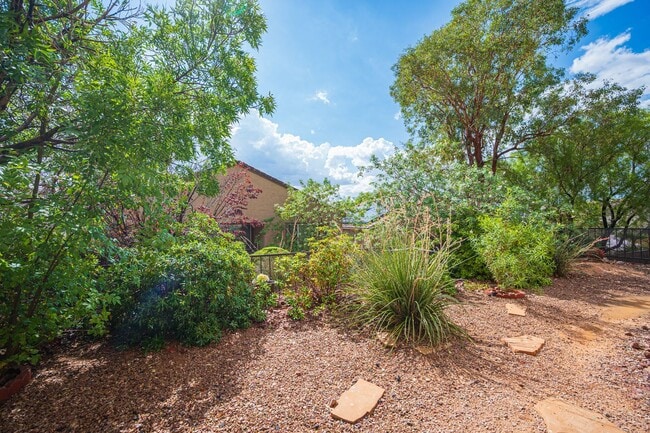 Building Photo - Beautiful single story home (55+). 3 Bed 2...