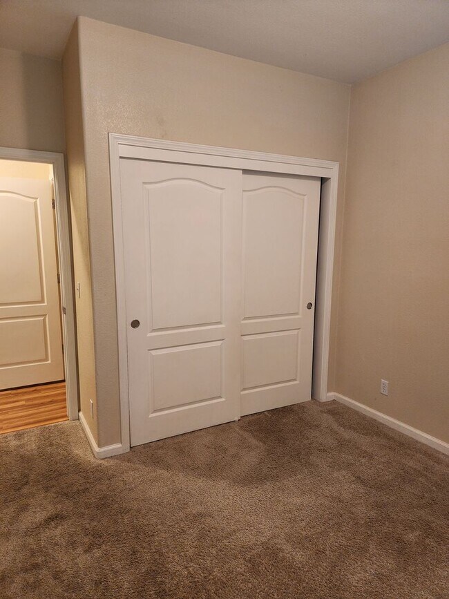 Building Photo - 4 bedroom 2 bathroom home Near Christofferson Pkwy Close to Walnut Elementary, Turlock Jr High Sc...