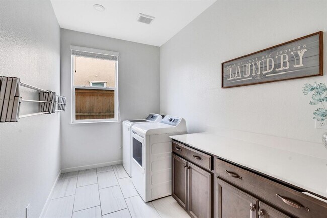 Building Photo - Rocklin 3 Bed 2.5 Bath Solar Gem