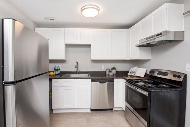 Building Photo - Townhomes at Humboldt Place- Fully renovated and move in ready 2 bedroom unit!