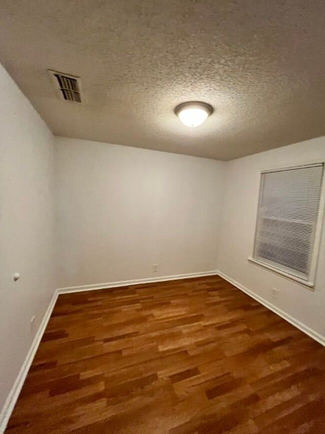 Building Photo - Centrally located  In Murfreesboro