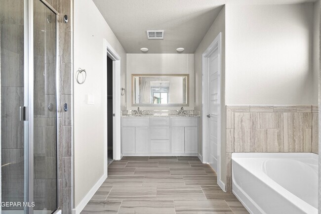 Building Photo - 13900 Villa Vista Ave