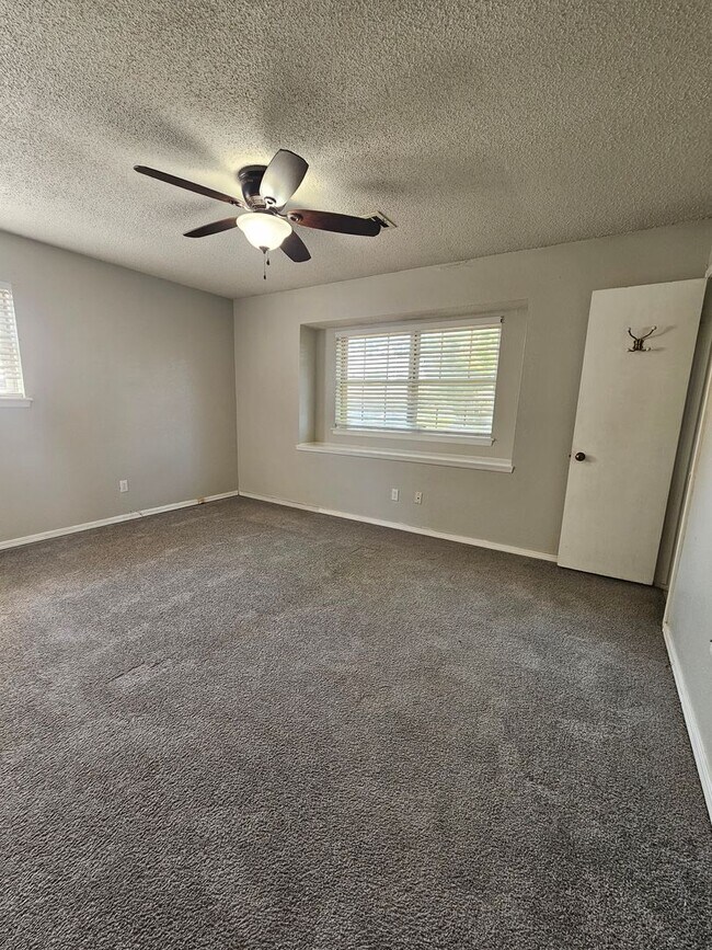 Building Photo - (3) Bed/(2) Bath in South OKC! Storm Shelt...