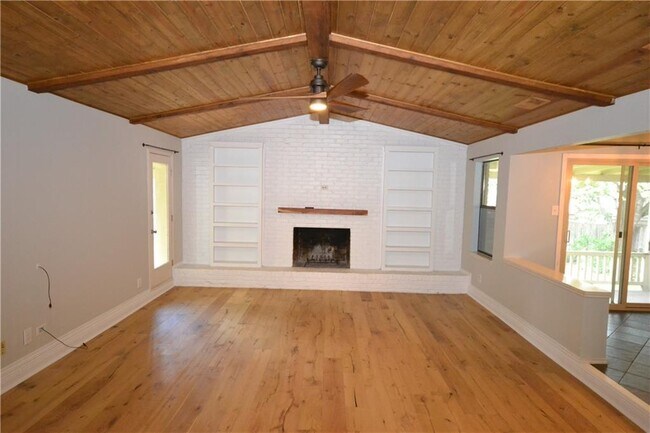 Building Photo - 402 Greenwood Dr
