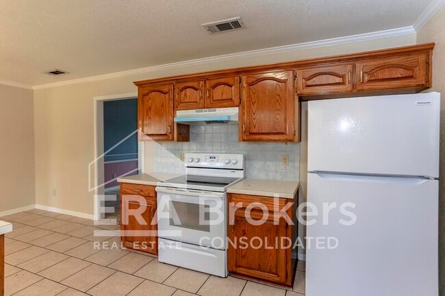 Building Photo - 800 Silver Creek Dr