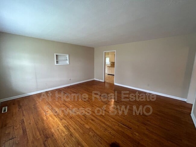 Building Photo - 306 W Lindberg St