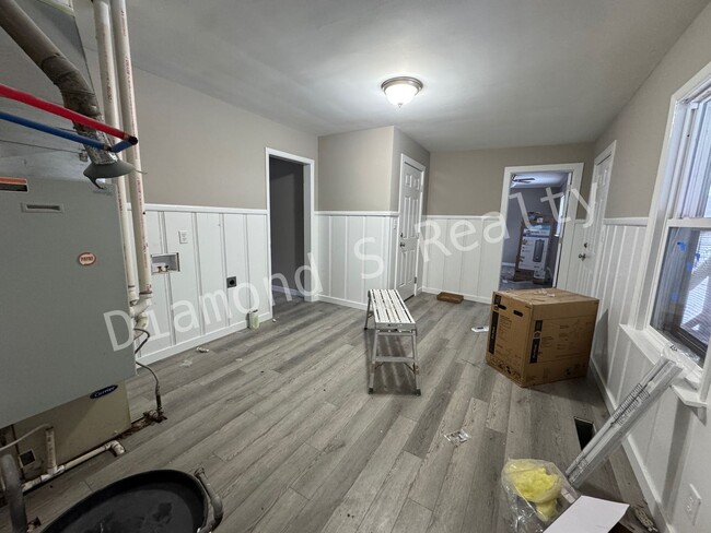 Building Photo - Large 4 bedroom - Completely Remodeled