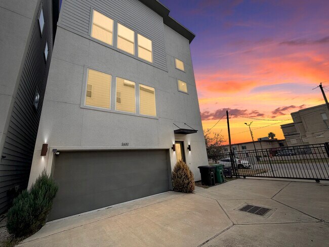 Building Photo - 2632 Bastrop St