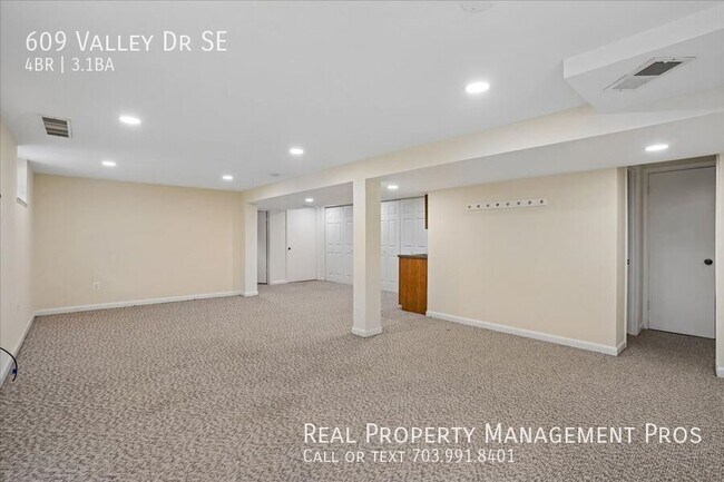 Building Photo - 609 Valley Dr SE