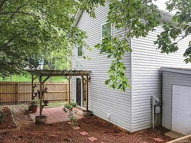 Building Photo - 1 Dogwood Ln