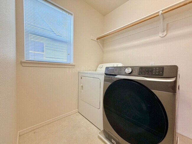 Building Photo - 958 SE Roundelay St