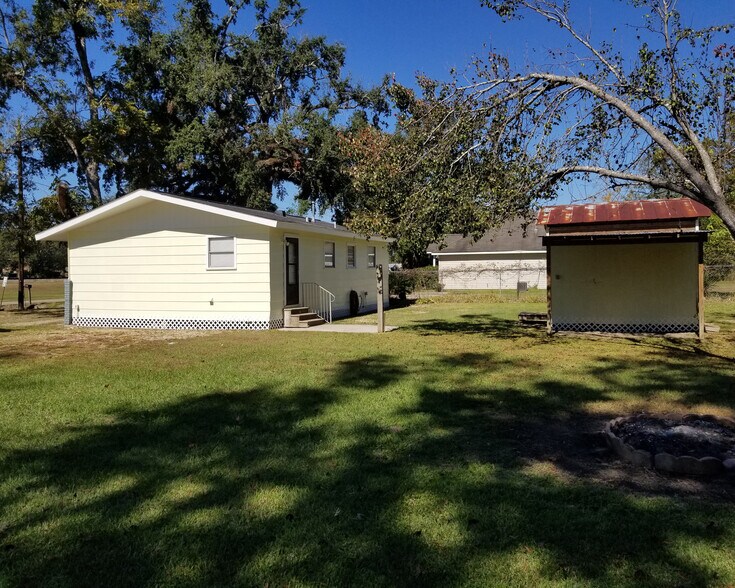 Large yard with fire pit - 650 S E RR Ave