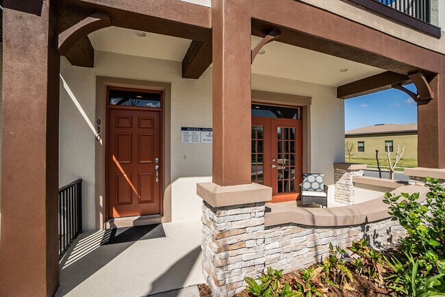 Building Photo - 3/2.5 Beautiful Model Townhome with Screened Courtyard & 2 Car Garage