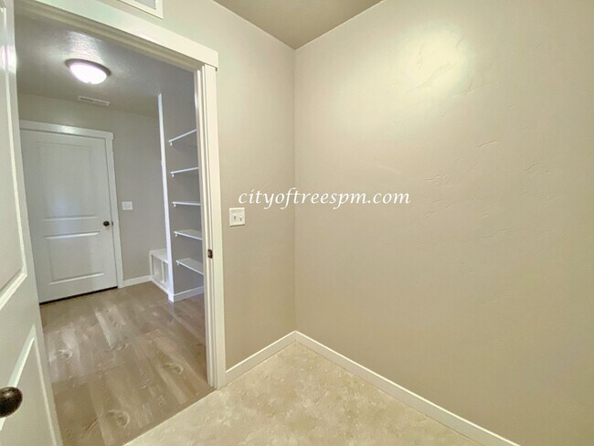 Building Photo - Beautiful Home in Quiet Neighborhood