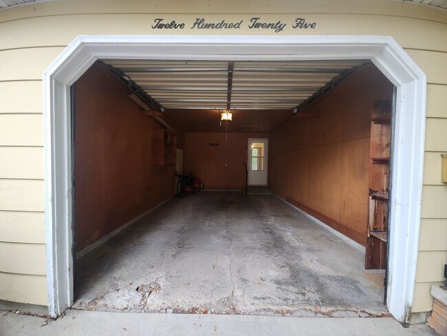 Building Photo - 1225-1227 Primrose Lane