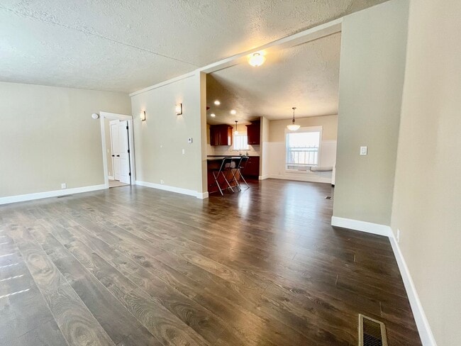 Building Photo - Spacious 3 Bedroom/2 Bath Home with generous fully fenced yard!